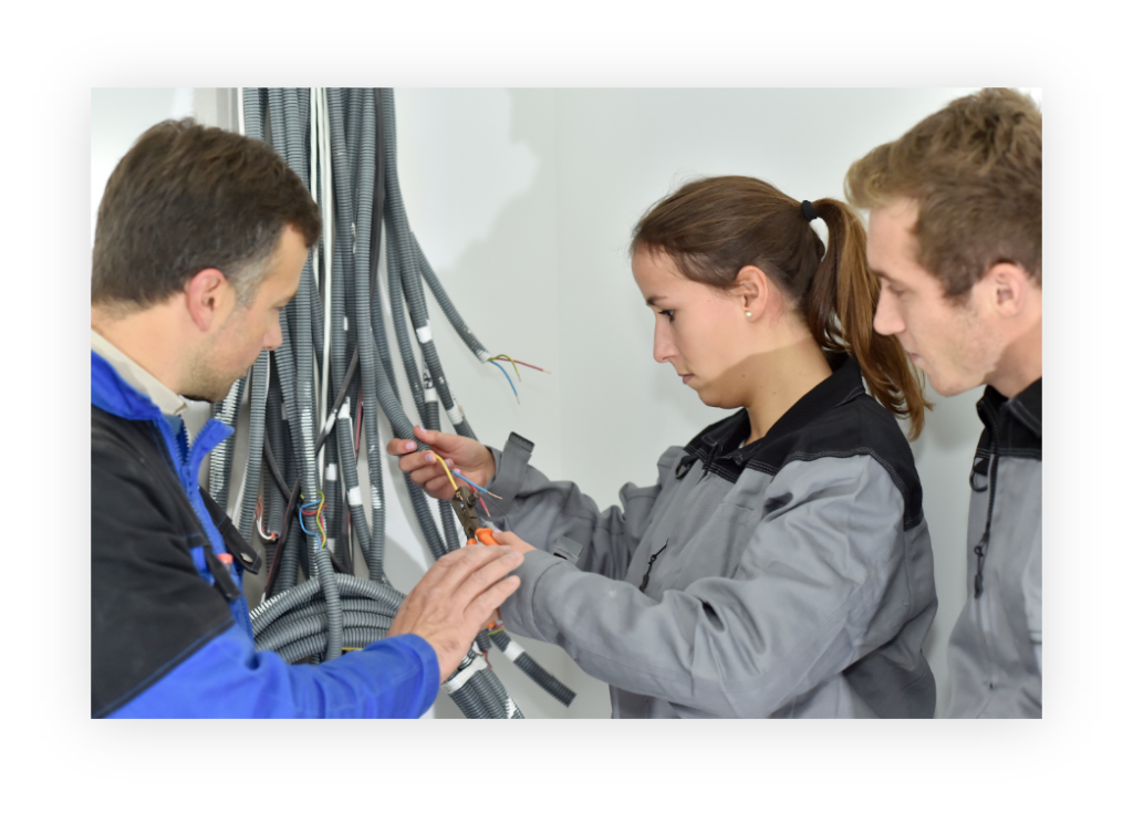 Elèves qui apprennent le métier d'éléctricien