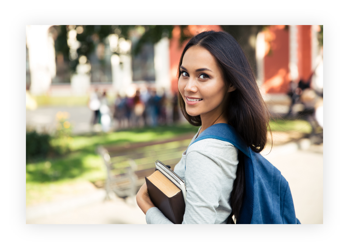 Elève avec un sac à dos et des livres dans les bras