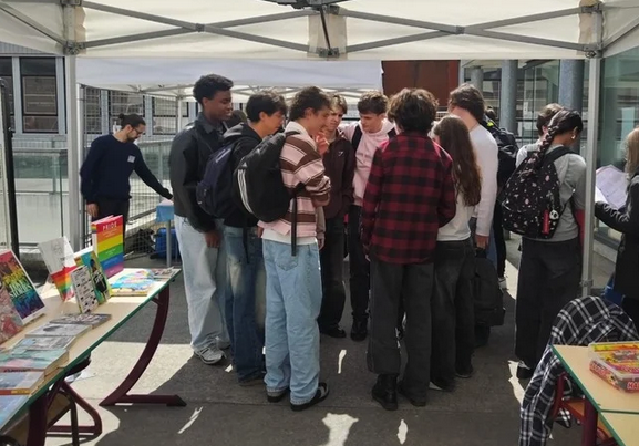 élèves participant aux stands de l'égalité